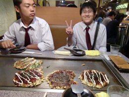 食事は本場のお好み焼きを。