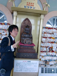 その通天閣にあるビリケンさん。たくさんの人が触るので足の裏がすり減っています。