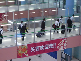 空港内を移動する生徒たち。どことなく疲れているようです。