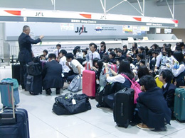 待機中、教員の指示を聞く生徒たち。やはり疲れているのがわかります。